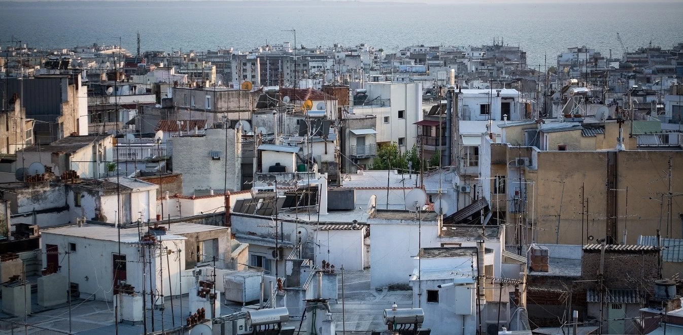 Μηνιαίο επίδομα στέγασης σε 300.000 νοικοκυριά: Ποιοι δικαιούνται και πώς θα πάρουν τα 210 ευρώ